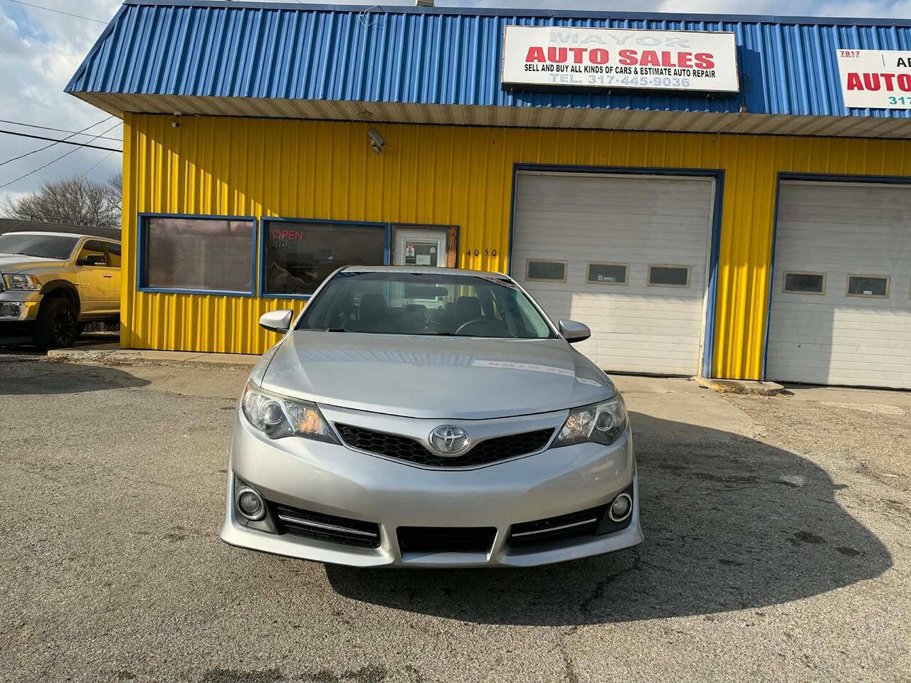 Used 2014 Toyota Camry SE image 2
