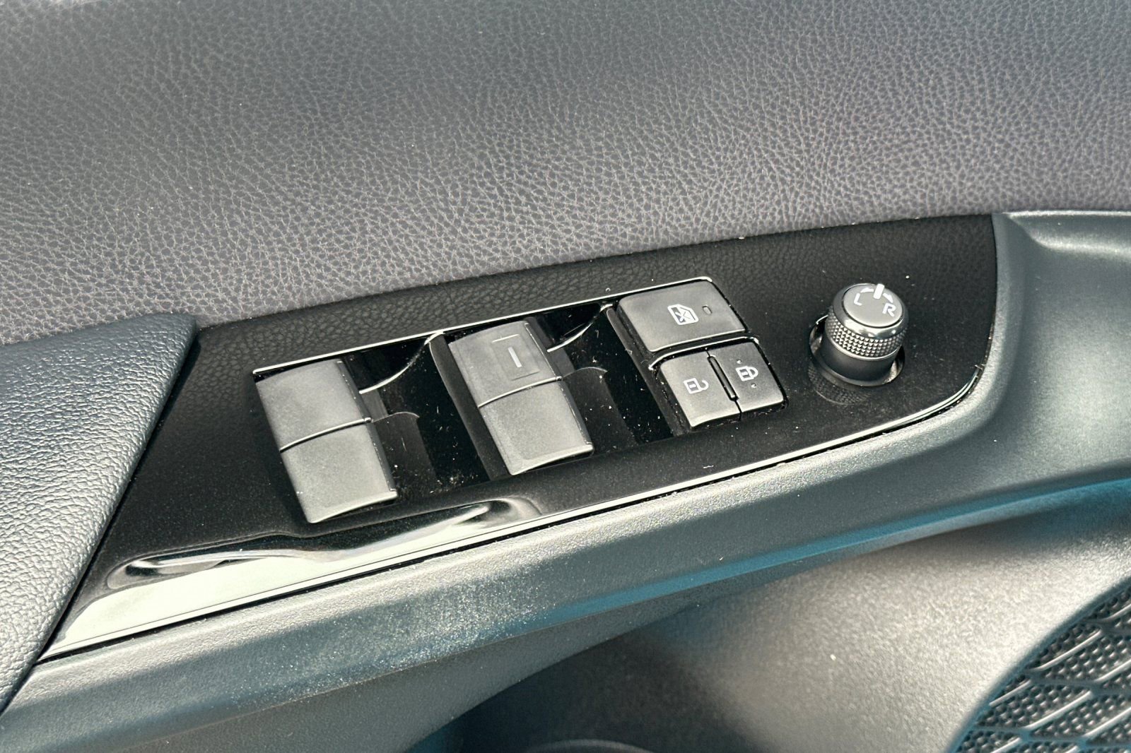 Used 2022 Toyota Prius Prime XLE image 12