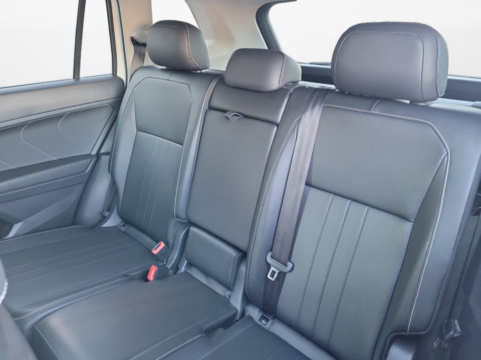 Certified 2022 Volkswagen Tiguan SE image 14
