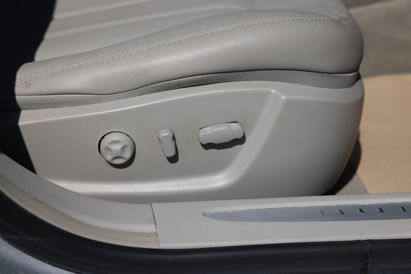 Used 2011 Buick Lucerne CXL w/ Driver Confidence Package FWD image 11