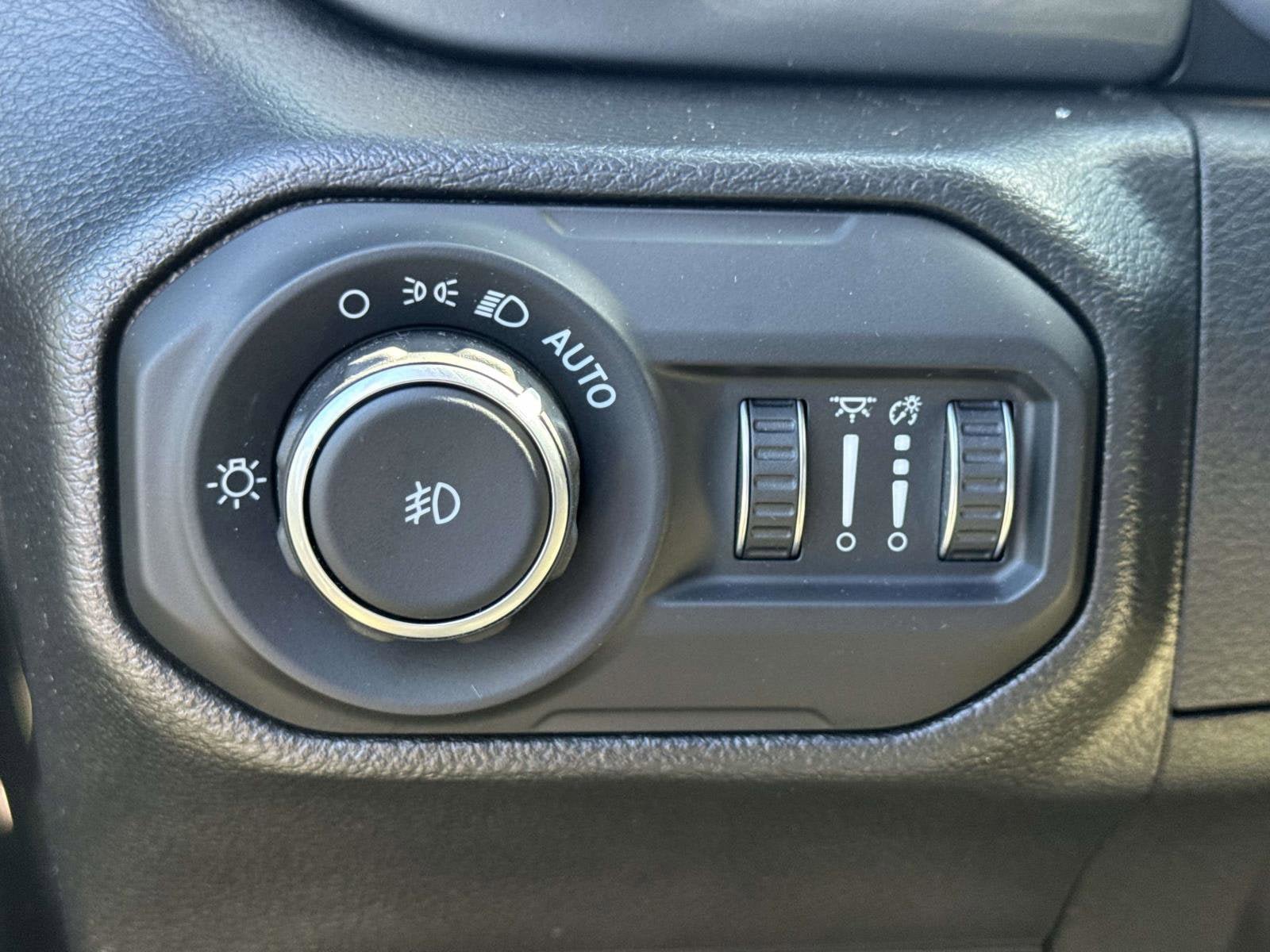 Used 2022 Jeep Wrangler Unlimited Sahara w/ LED Lighting Group AWD/4WD image 18