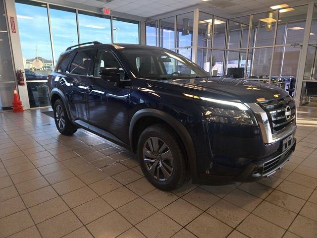 Used 2025 Nissan Pathfinder SV FWD image 2