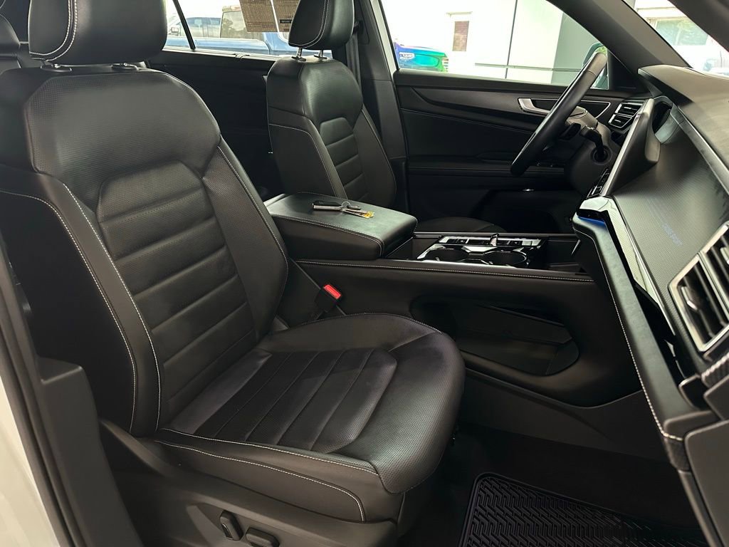Used 2024 Volkswagen Atlas Cross Sport SEL R-Line AWD/4WD image 18