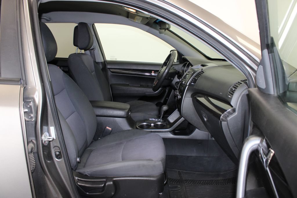 Used 2012 Kia Sorento FWD w/ Third Row Pkg image 10