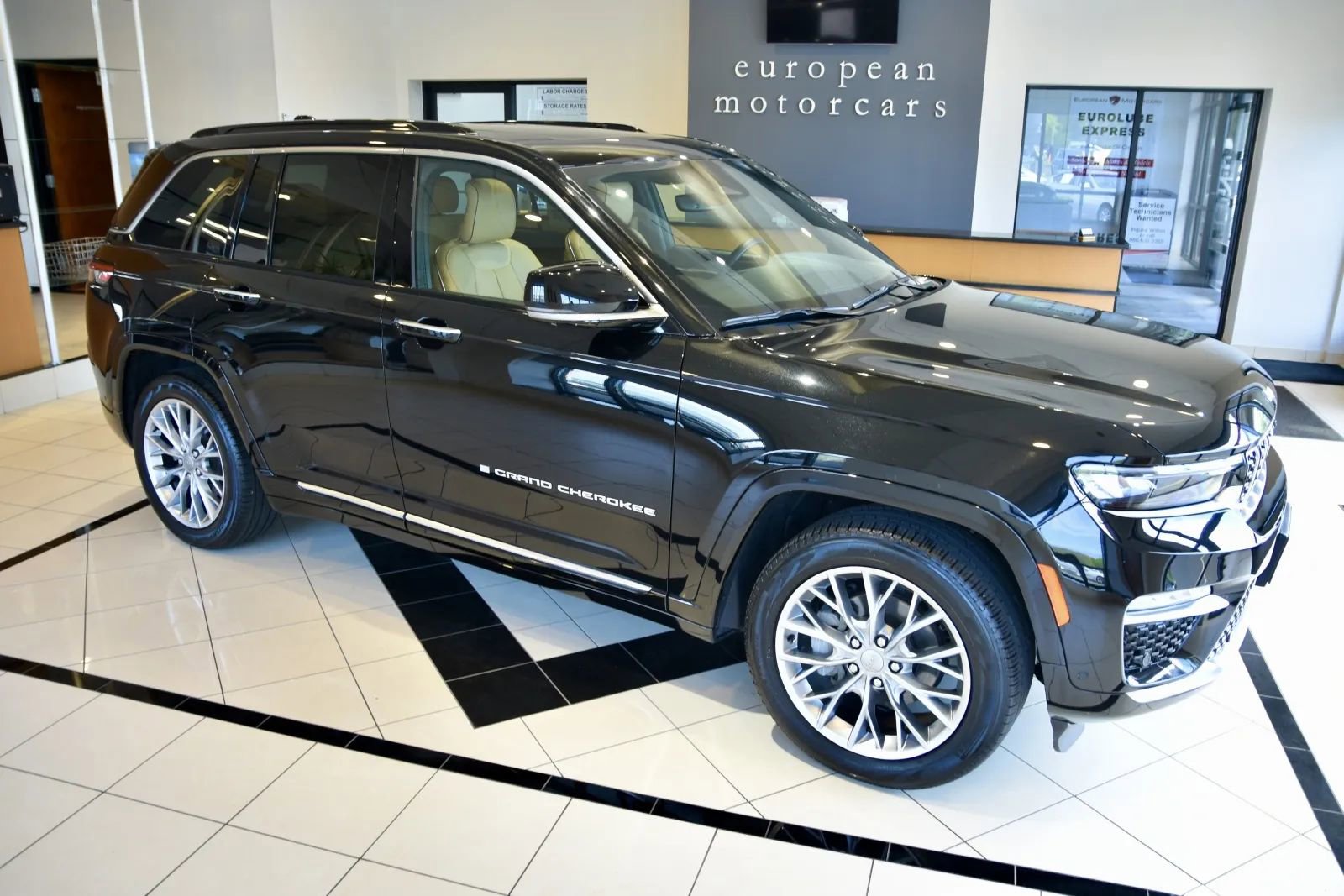 Used 2025 Jeep Grand Cherokee Summit AWD/4WD image 7