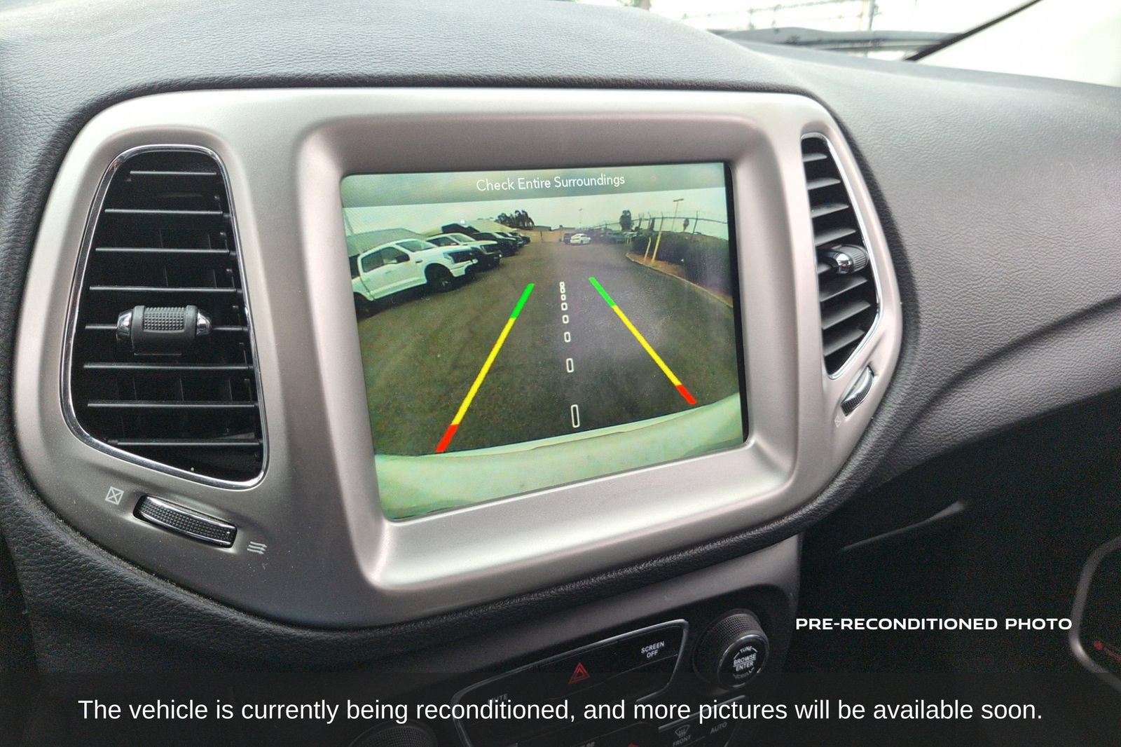 Used 2018 Jeep Compass Latitude w/ Popular Equipment Group FWD image 17