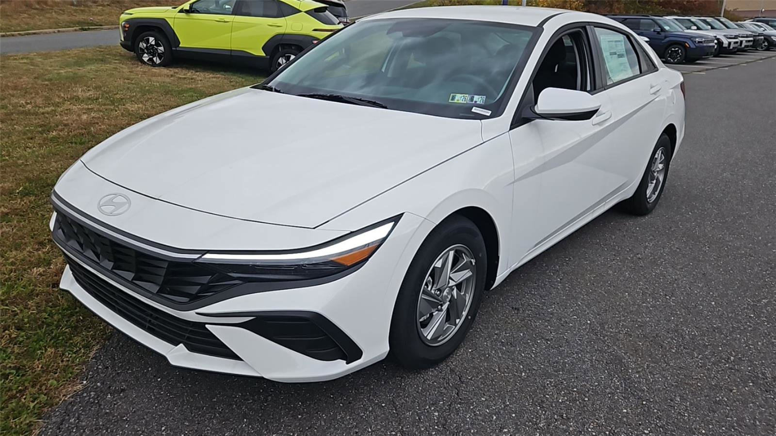 New 2025 Hyundai Elantra SE image 3