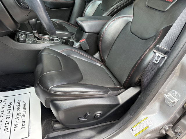 Used 2019 Jeep Cherokee Trailhawk w/ Comfort/Convenience Group AWD/4WD image 11