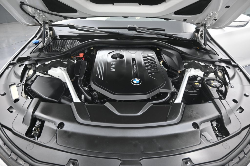 Used 2019 BMW 740i w/ Executive Package RWD image 11