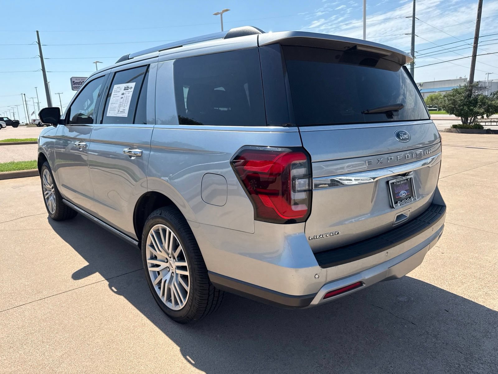 Used 2023 Ford Expedition Limited AWD/4WD image 5