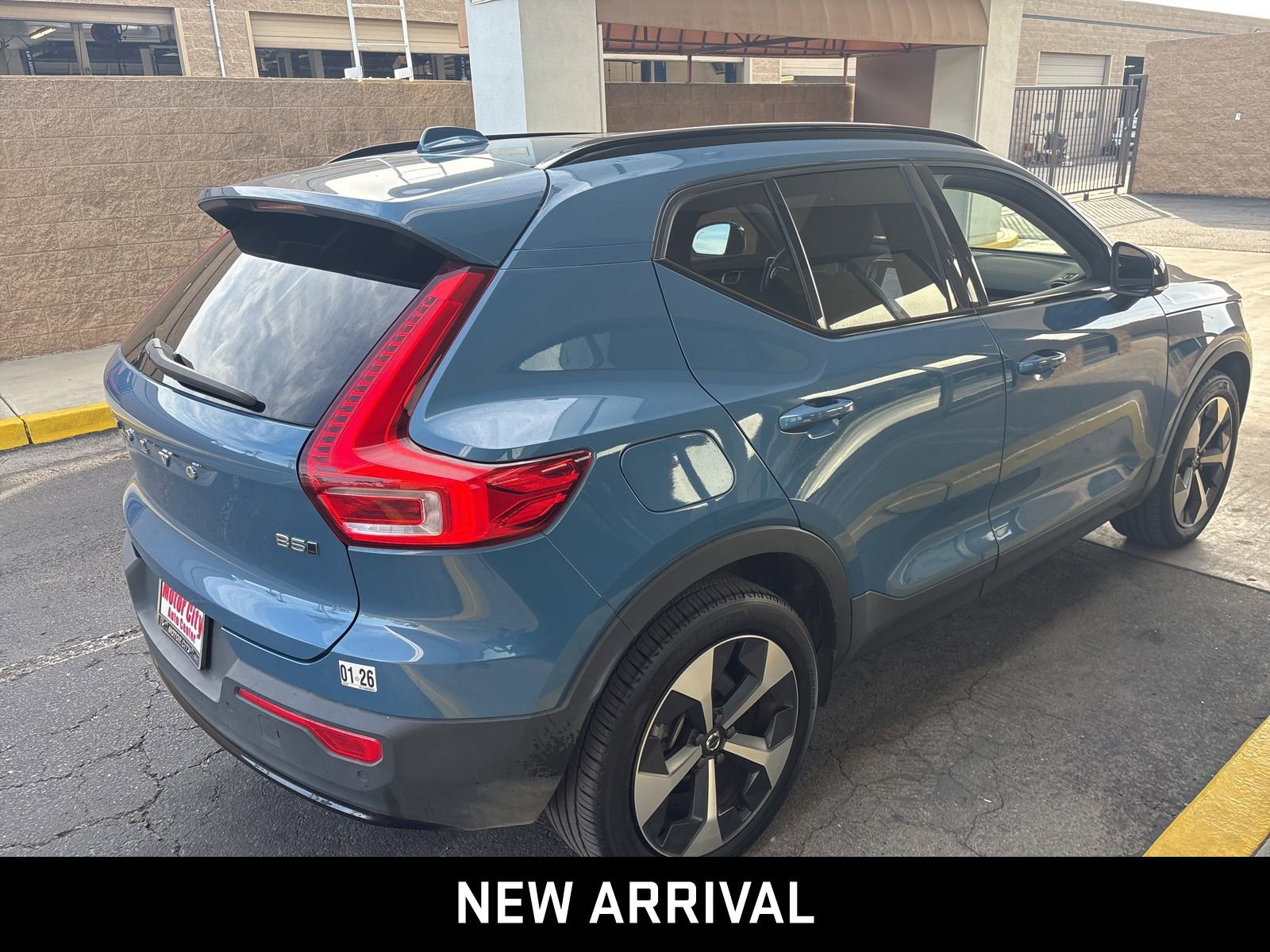 Used 2024 Volvo XC40 B5 Core image 5