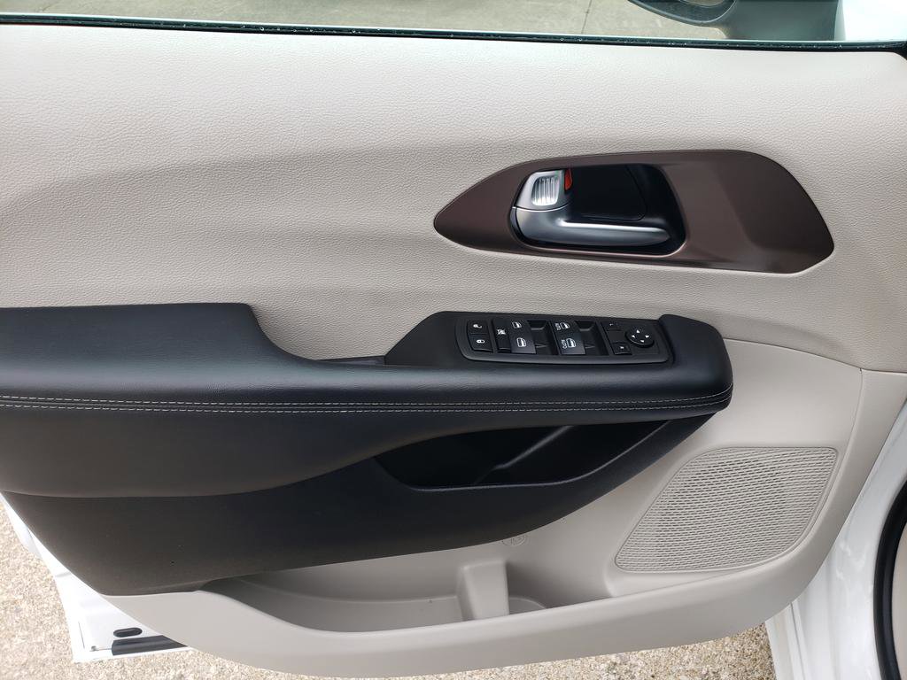 Used 2023 Chrysler Voyager LX image 11