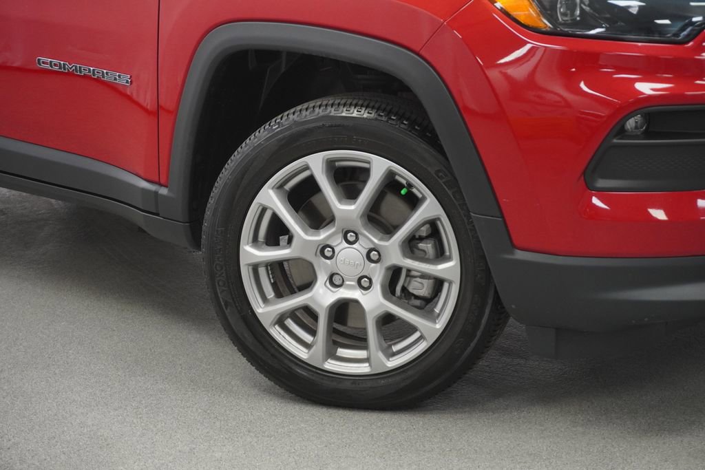 Used 2023 Jeep Compass Latitude w/ Sun and Sound Group AWD/4WD image 4