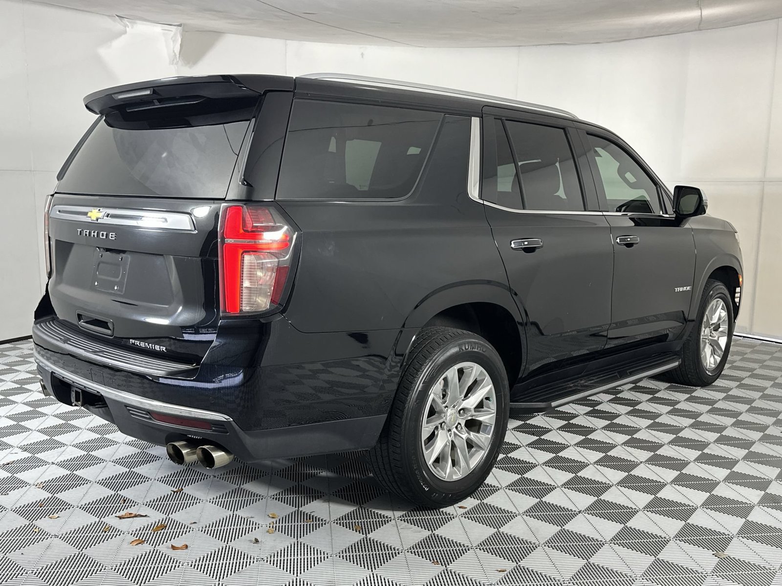 Used 2021 Chevrolet Tahoe Premier w/ Premium Package RWD image 8