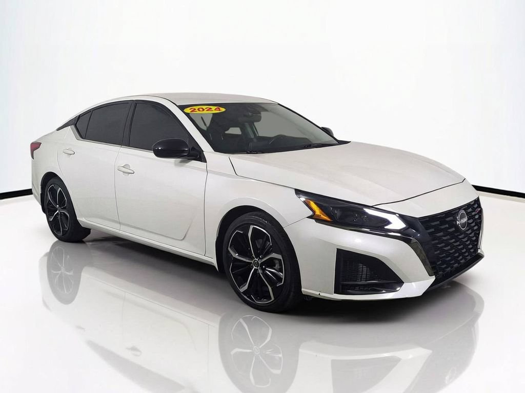 Used 2024 Nissan Altima 2.5 SR FWD image 2