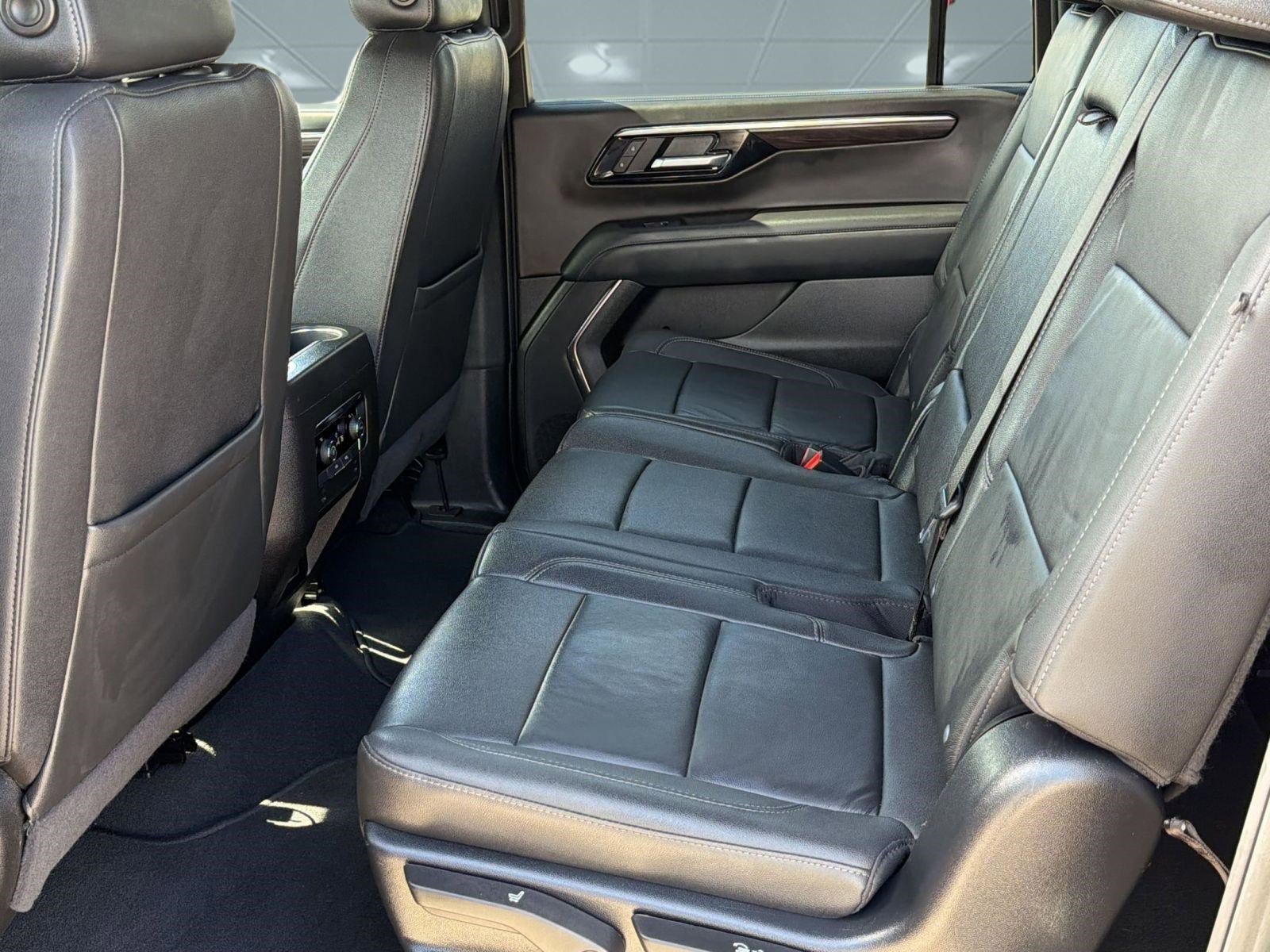 Used 2025 Chevrolet Suburban Z71 image 14