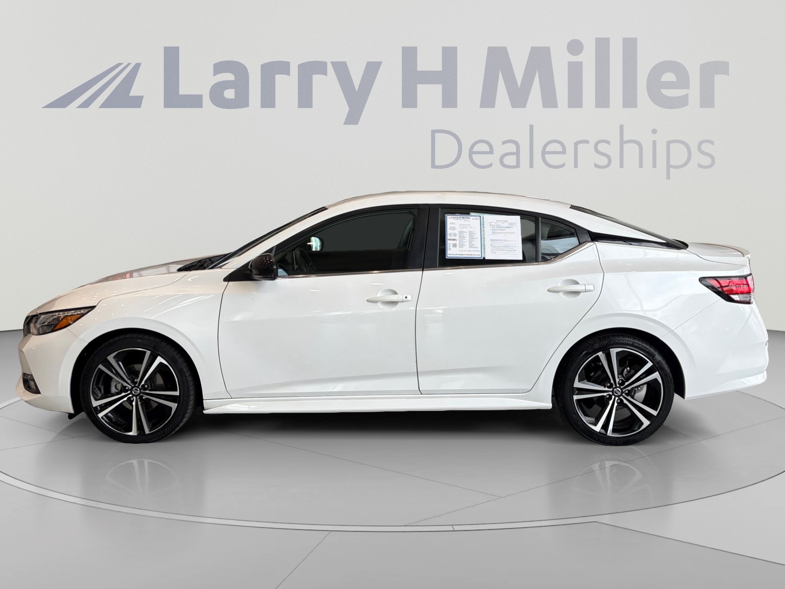 Used 2022 Nissan Sentra SR w/ Electronics Package FWD image 2