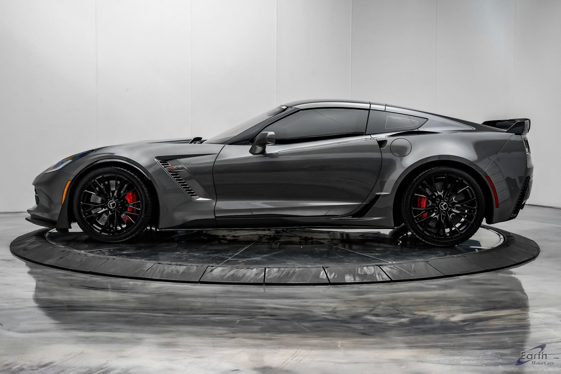 Used 2015 Chevrolet Corvette Z06 w/ 3LZ Preferred Equipment Group RWD image 9