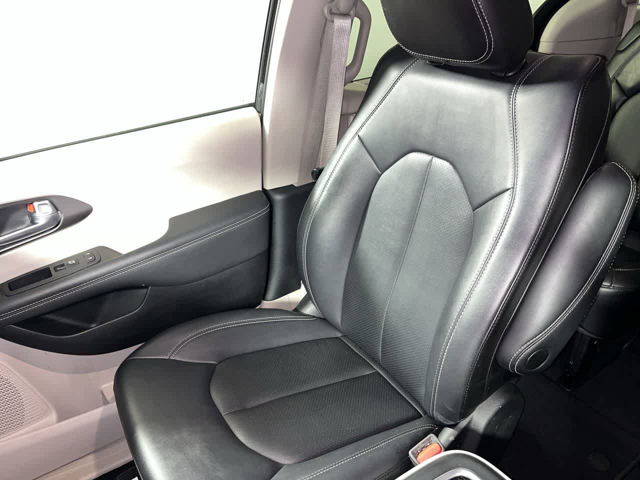 Used 2024 Chrysler Pacifica Touring-L FWD image 26