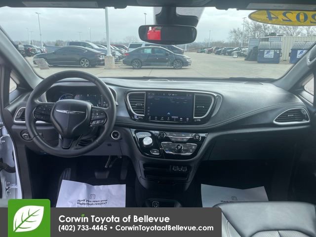 Used 2024 Chrysler Pacifica Select image 20