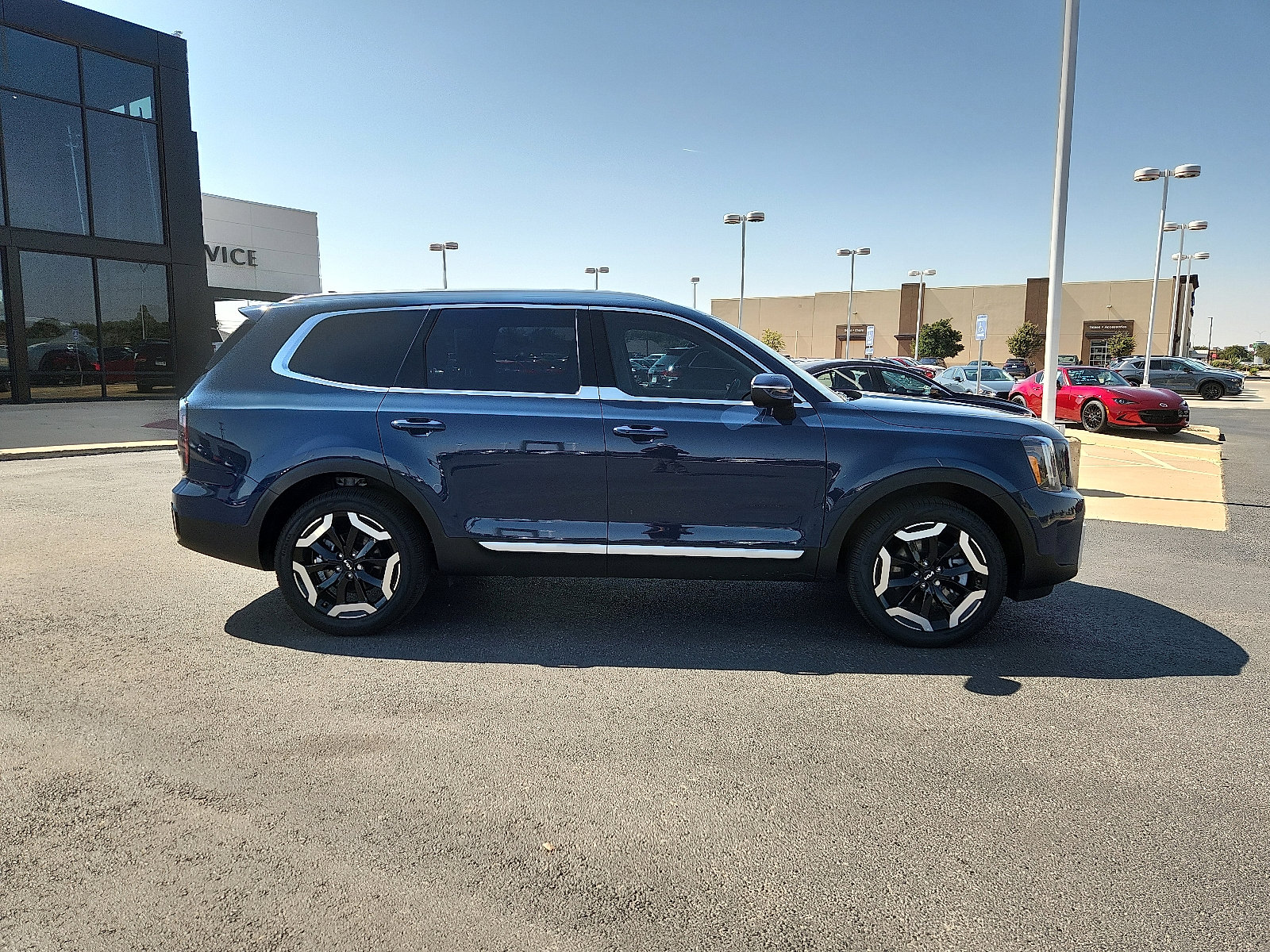 Used 2025 Kia Telluride EX w/ EX Captain's Chair Package image 8