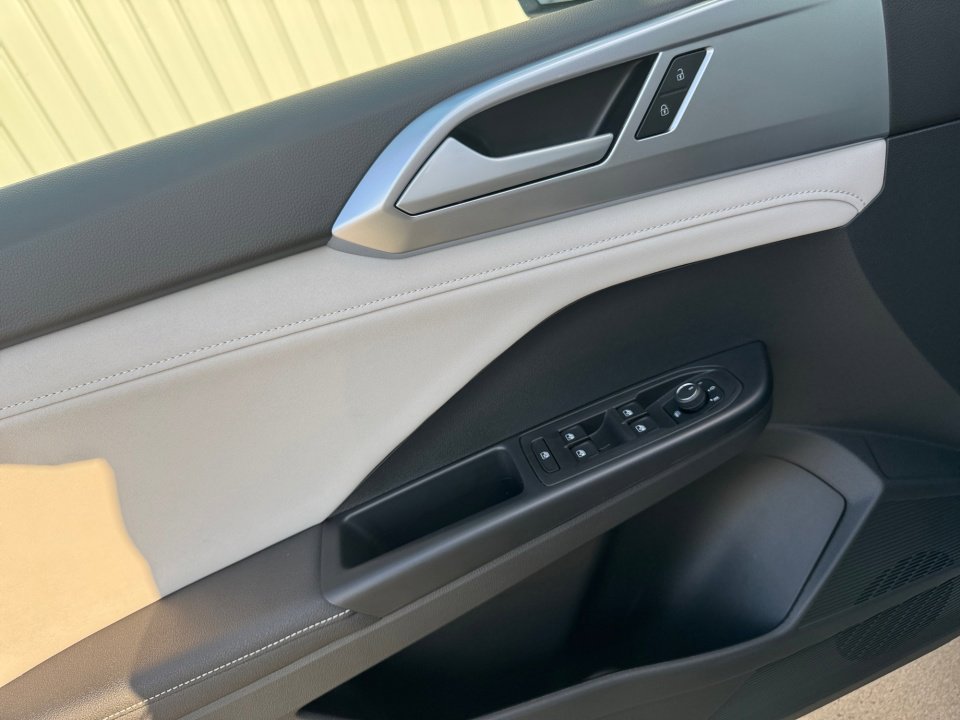 Used 2025 Volkswagen Taos SE w/ Panoramic Sunroof Package image 36