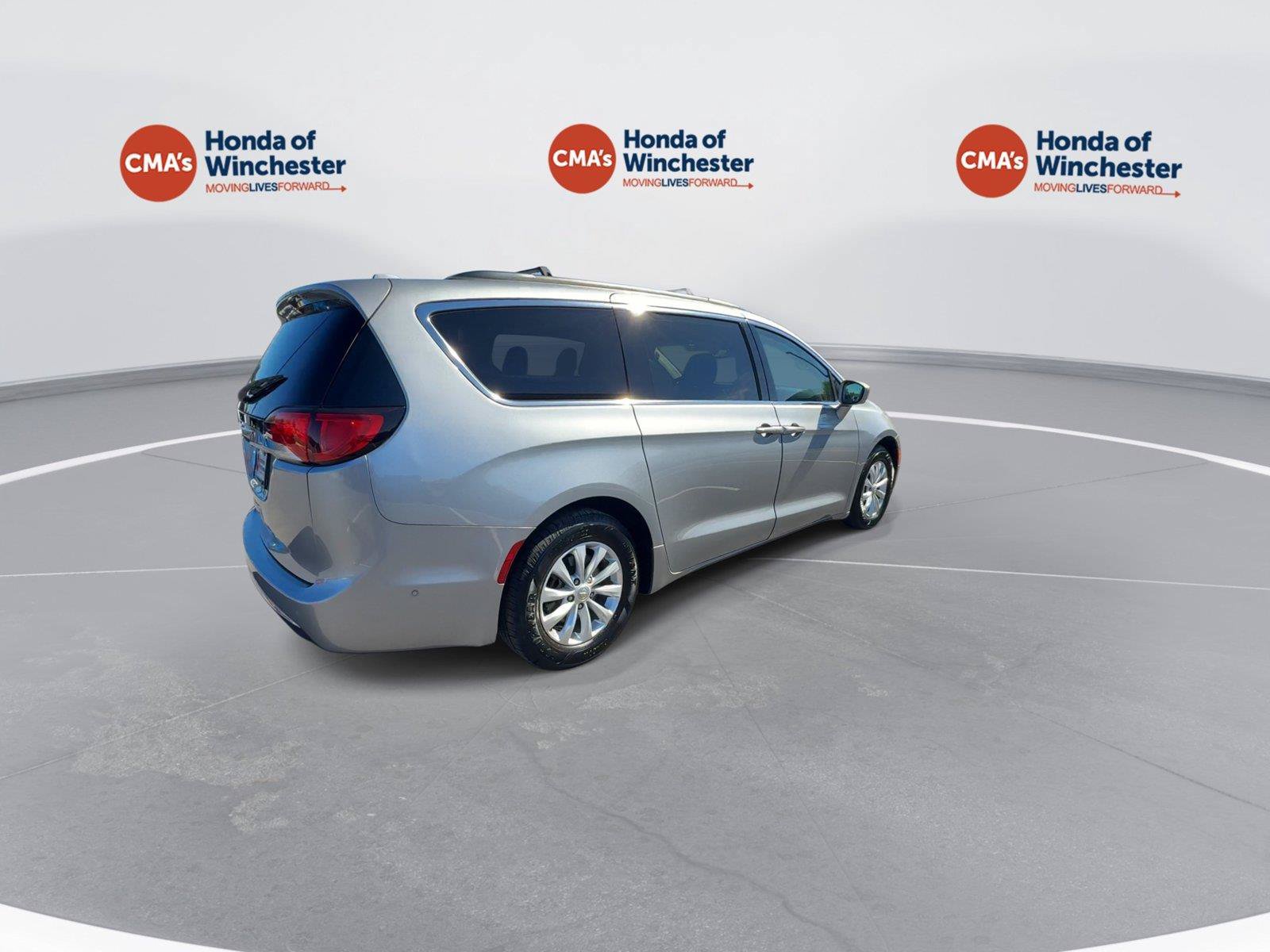 Used 2019 Chrysler Pacifica Touring Plus w/ Advanced Safetytec Group FWD image 8