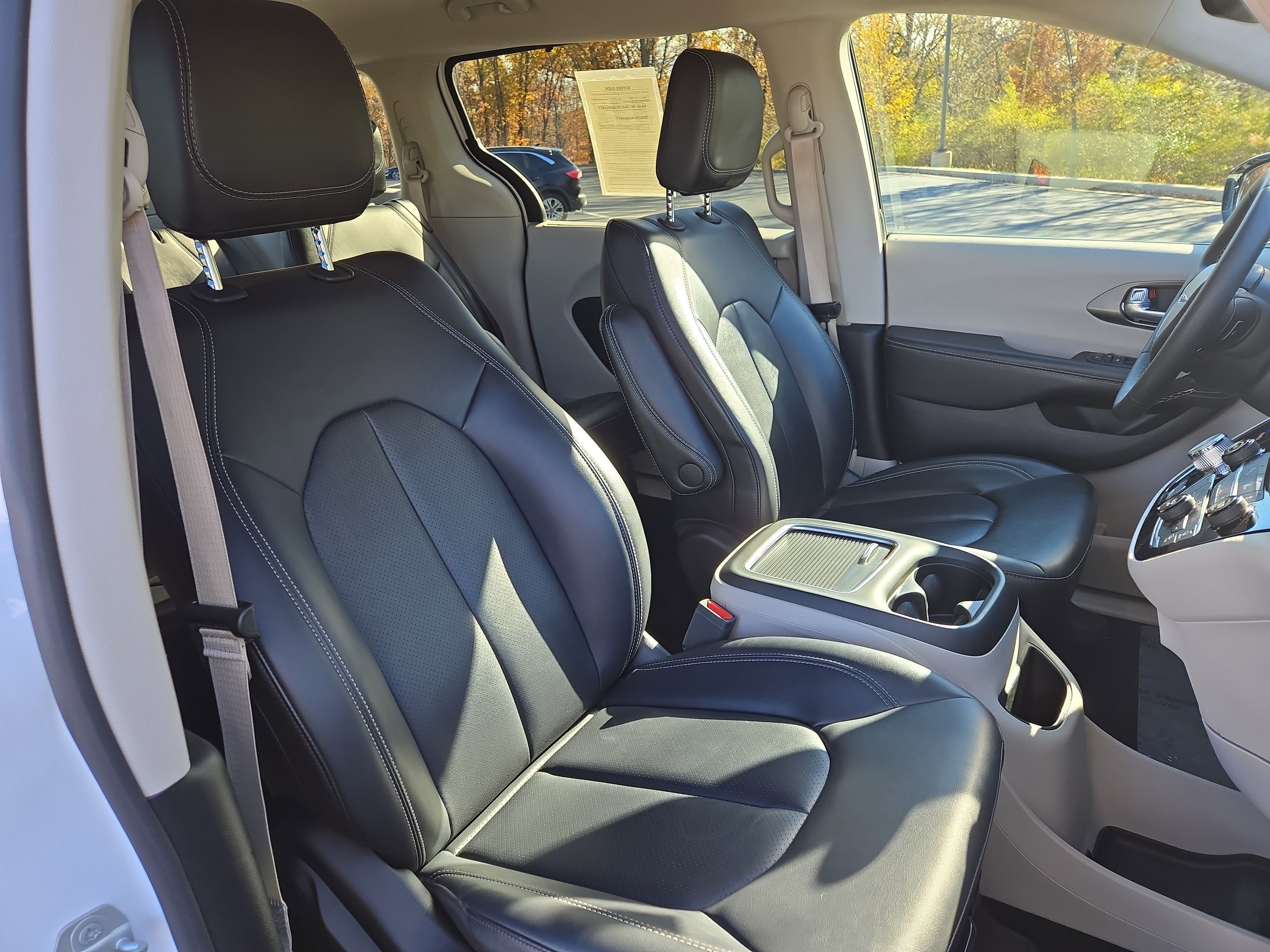 Used 2024 Chrysler Pacifica Touring-L image 24