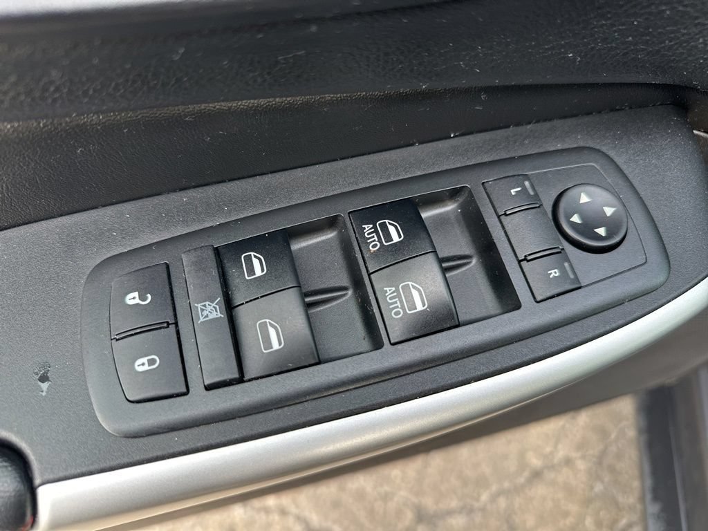 Used 2018 Jeep Cherokee Trailhawk w/ Cold Weather Group AWD/4WD image 15
