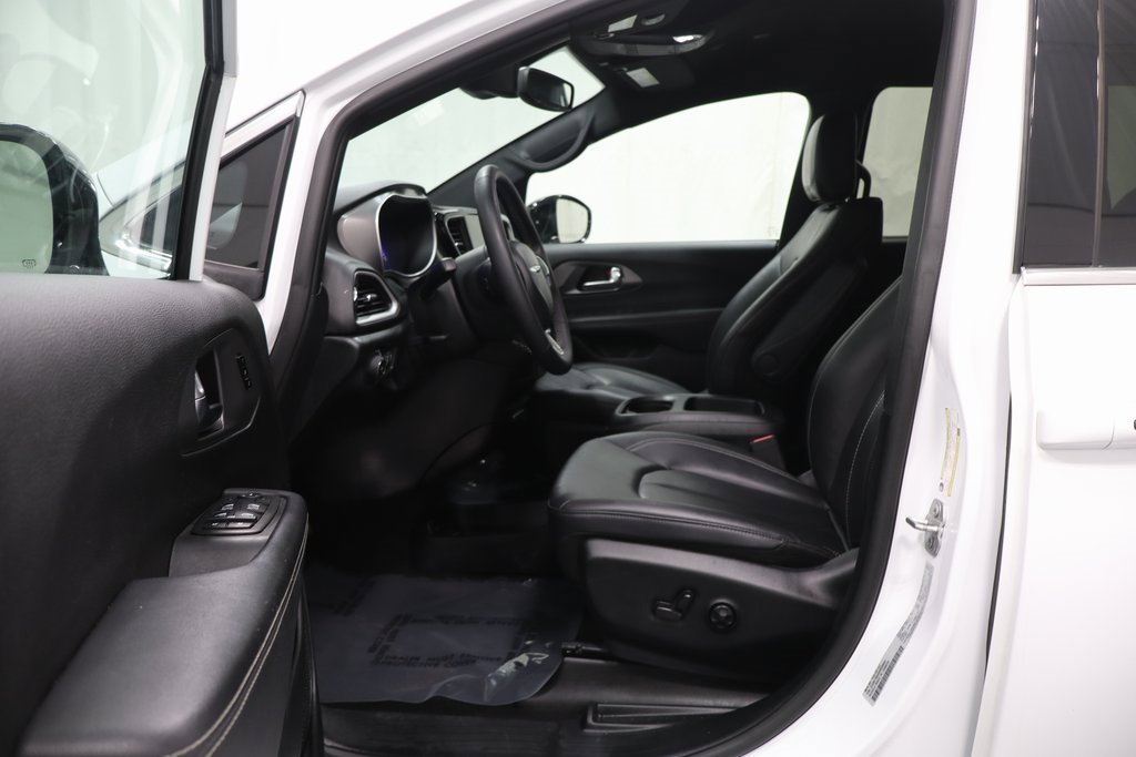 Used 2025 Chrysler Pacifica Select image 11