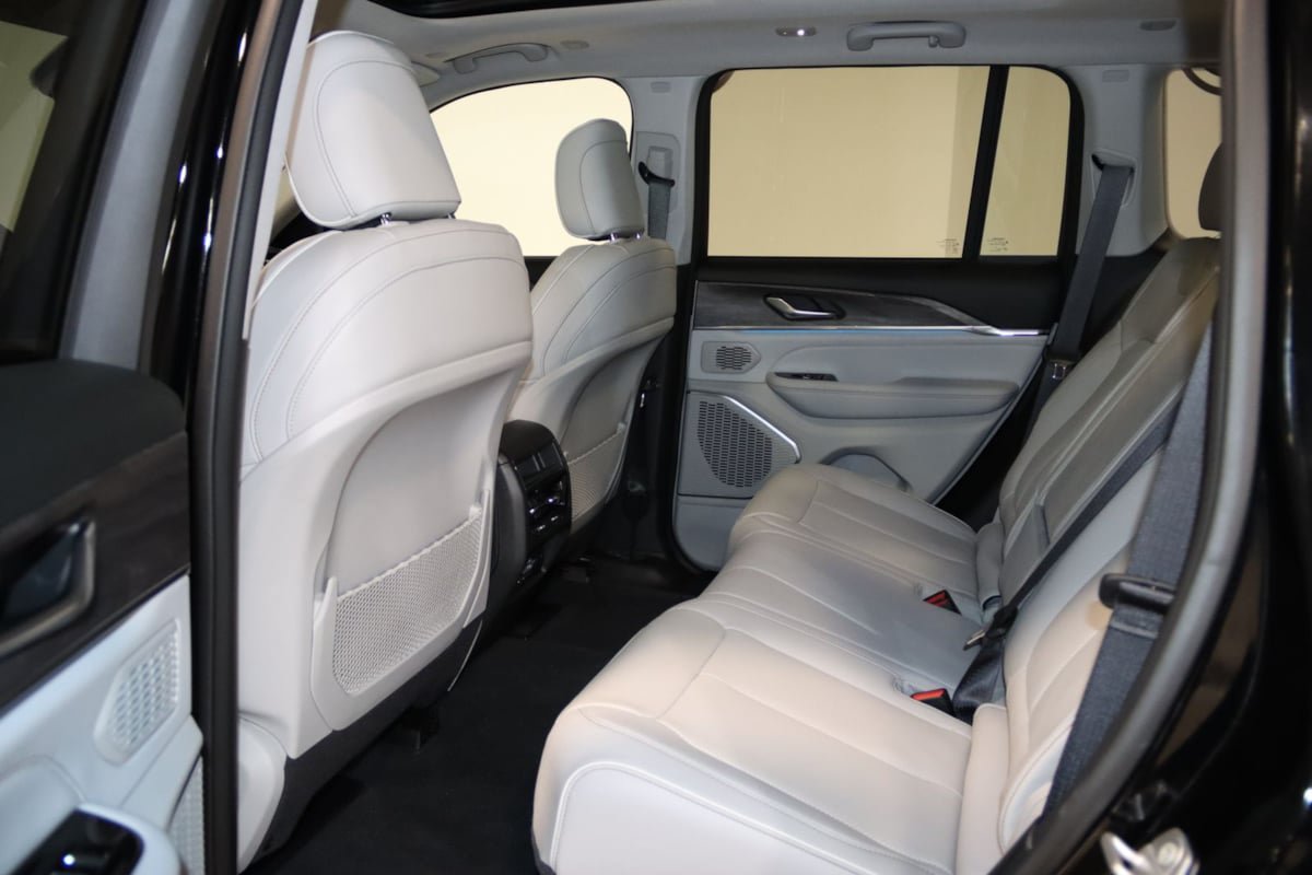 Used 2023 Jeep Grand Cherokee Overland AWD/4WD image 61