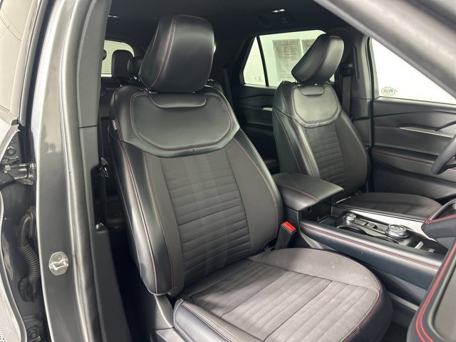 Used 2025 Ford Explorer ST-Line w/ ST-Line Street Pack image 16