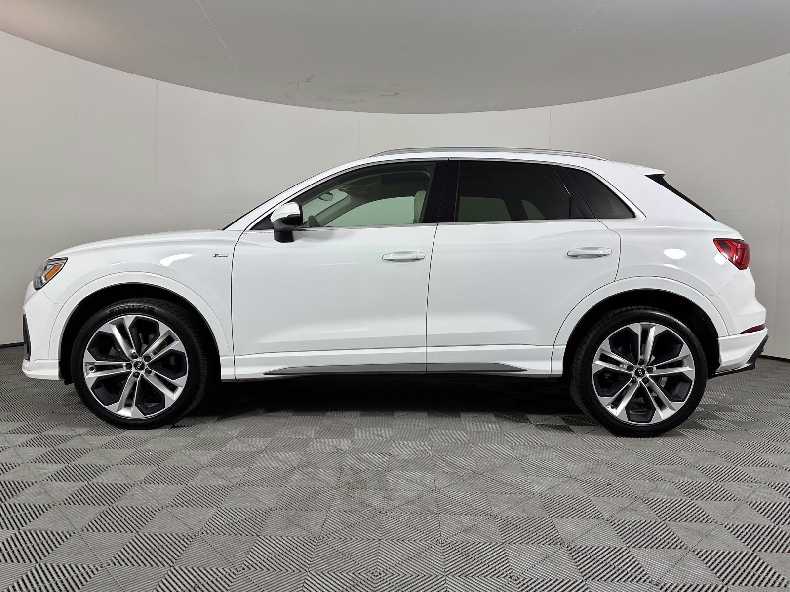 Used 2020 Audi Q3 2.0T Premium Plus w/ Premium Plus Package AWD/4WD image 16