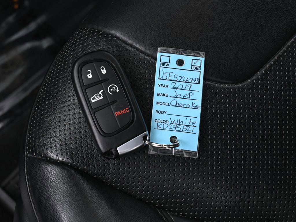 Used 2019 Jeep Cherokee Limited image 18