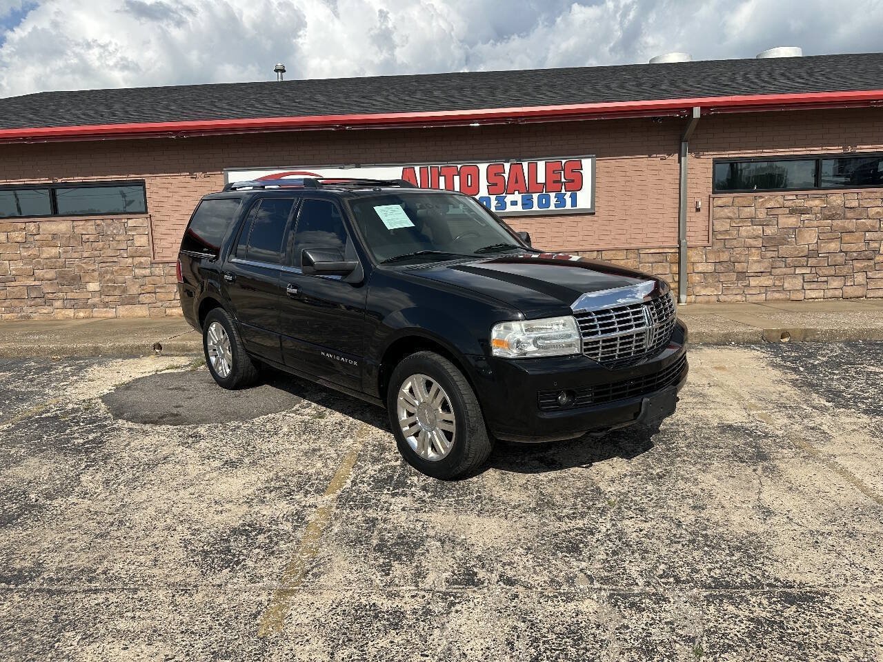 Used 2012 Lincoln Navigator 2WD image 2