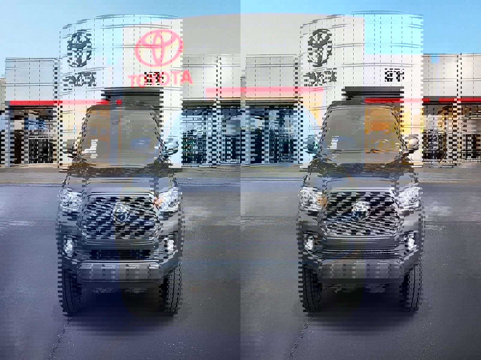 Used 2020 Toyota Tacoma TRD Off-Road image 2