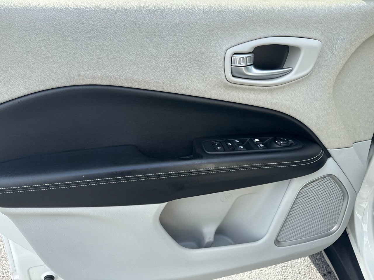 Used 2019 Jeep Compass Latitude AWD/4WD image 13