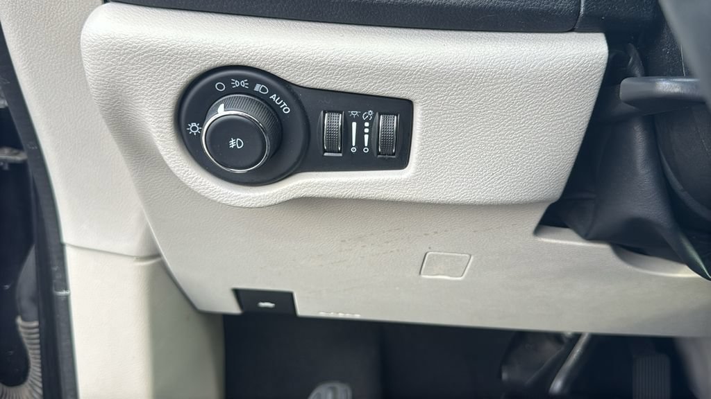 Used 2023 Chrysler Pacifica Touring-L FWD image 17