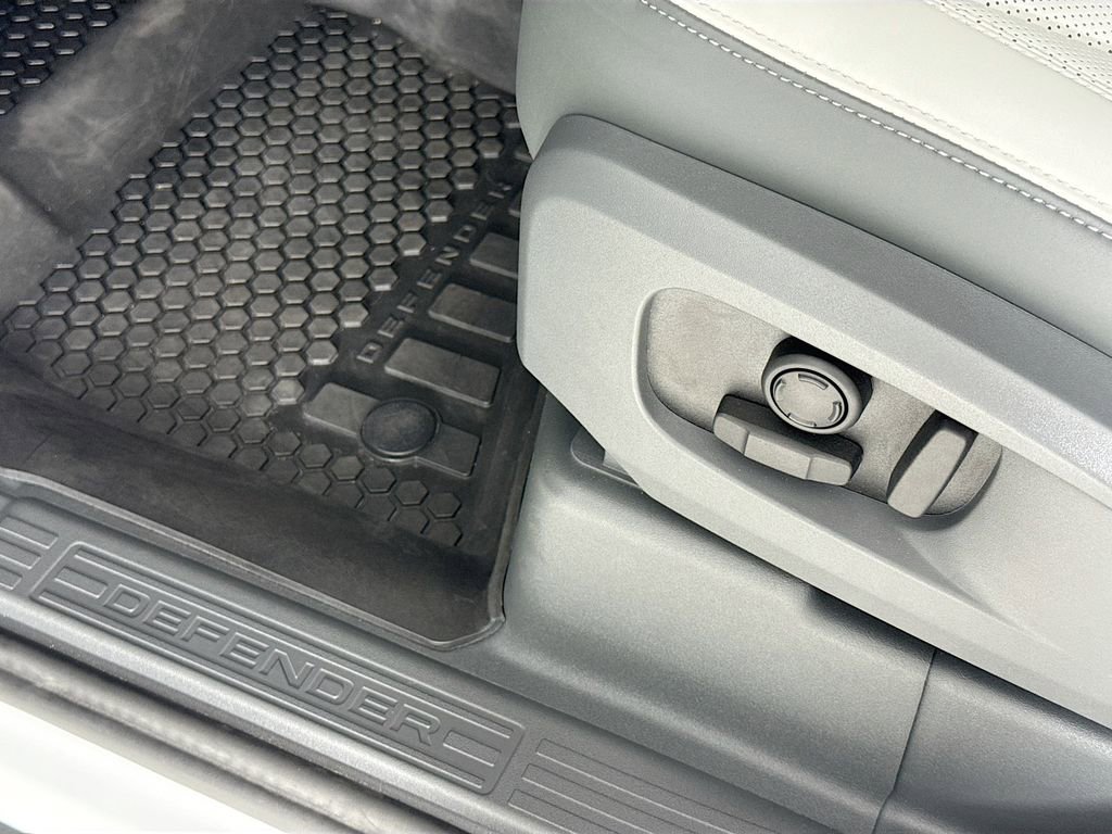 Used 2025 Land Rover Defender 110 X-Dynamic SE image 18