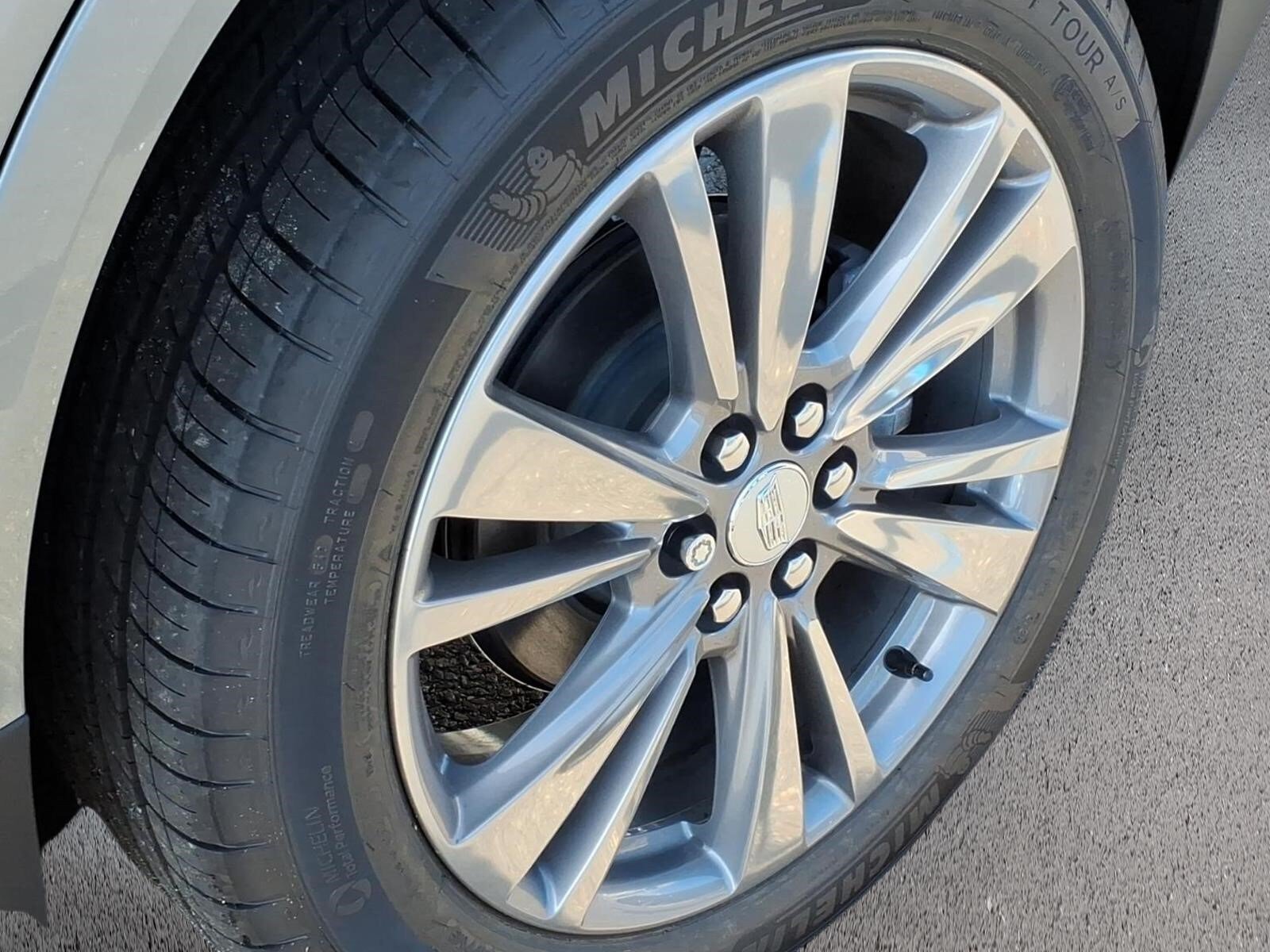 New 2026 Cadillac XT5 Premium Luxury w/ LPO, Floor Liner Package AWD/4WD image 9