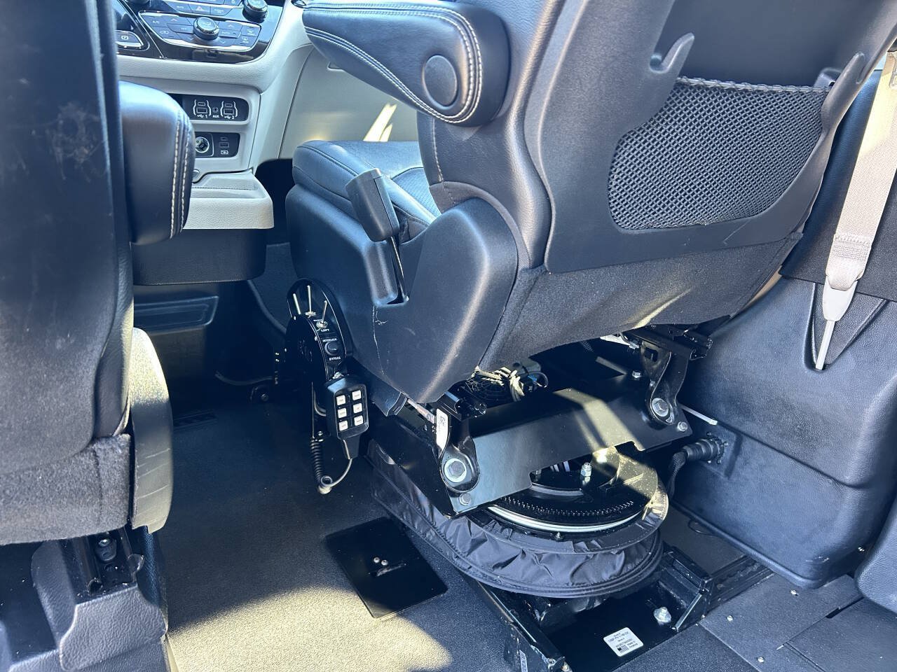 Used 2022 Chrysler Pacifica Touring-L FWD image 11