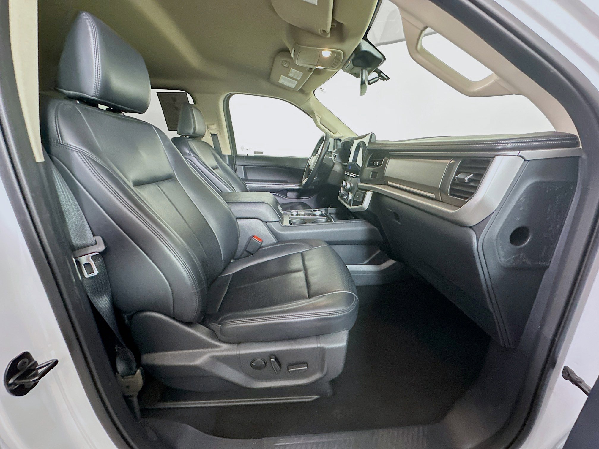 Used 2024 Ford Expedition XLT image 33