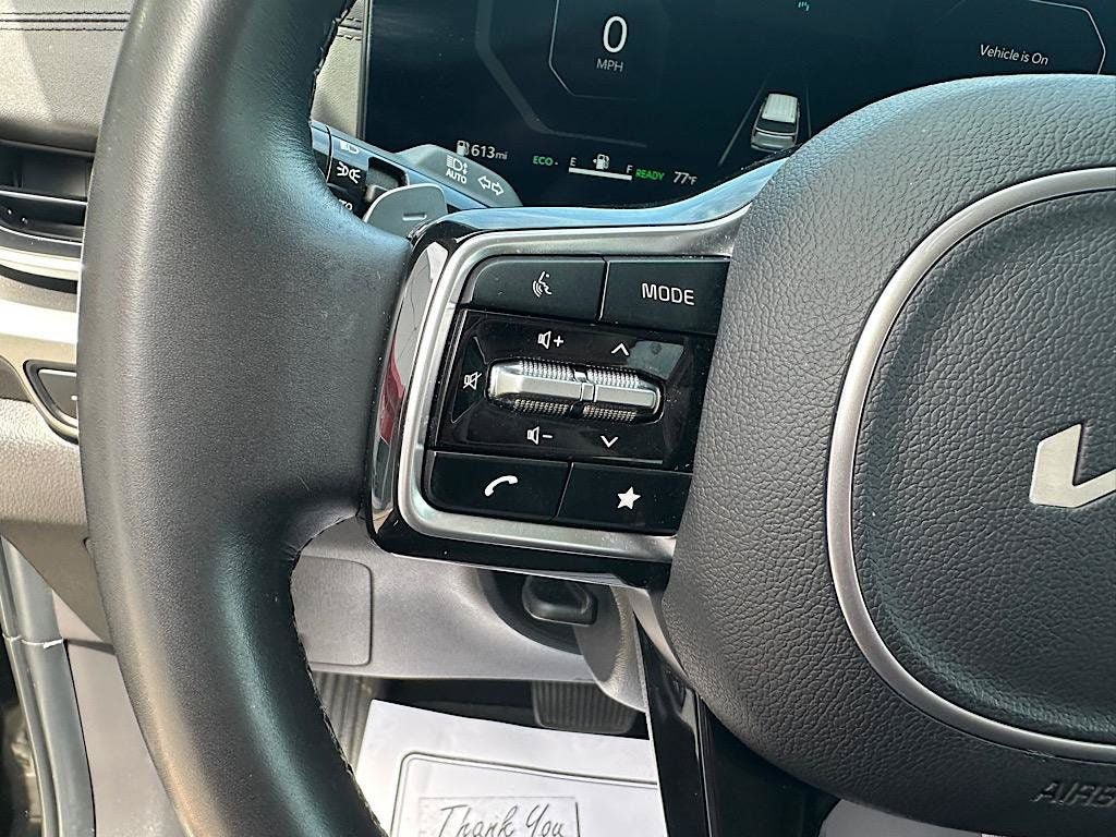 Used 2025 Kia Carnival SX w/ SX Dark Edition Package FWD image 22
