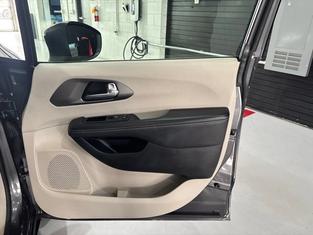 Used 2023 Chrysler Pacifica Touring-L w/ Uconnect Theater Family Group AWD/4WD image 45