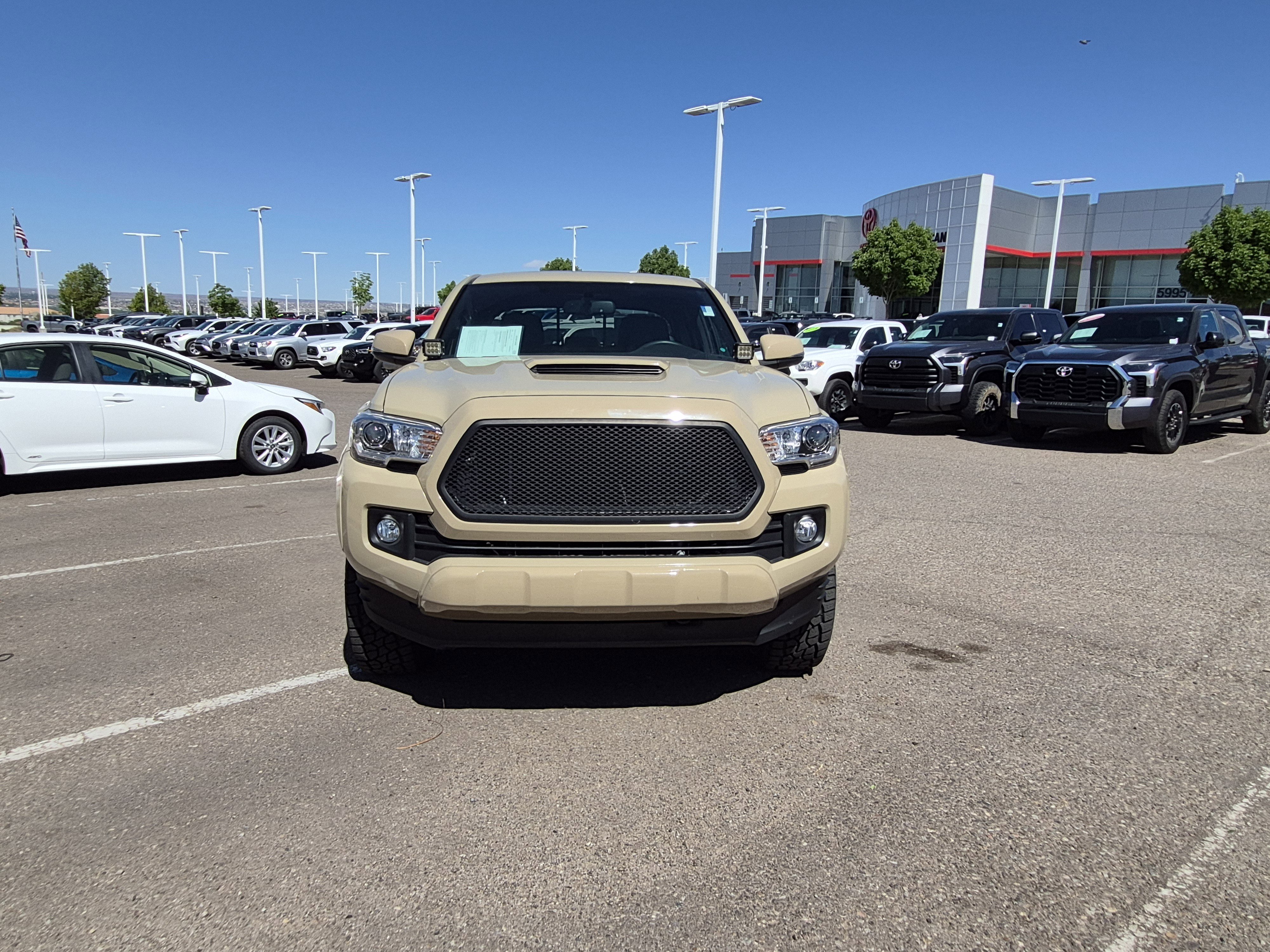 Used 2017 Toyota Tacoma TRD Sport w/ Premium & Technology Package AWD/4WD image 8