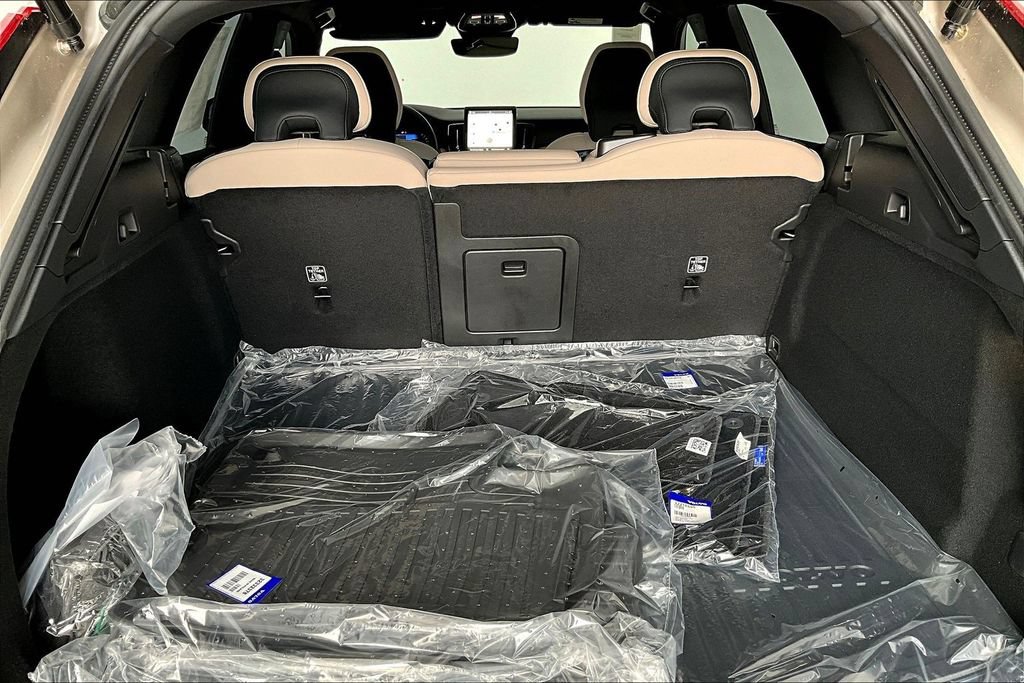 New 2026 Volvo XC60 B5 Plus w/ Protection Package Premier AWD/4WD image 36