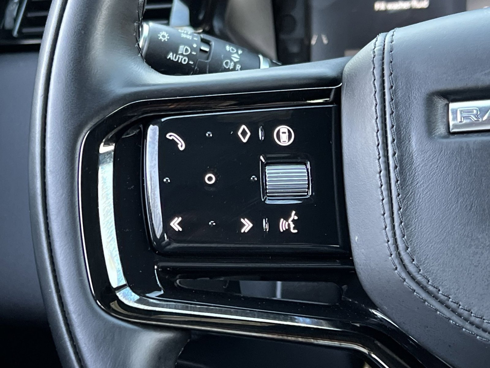 Used 2025 Land Rover Range Rover Velar Dynamic SE image 29