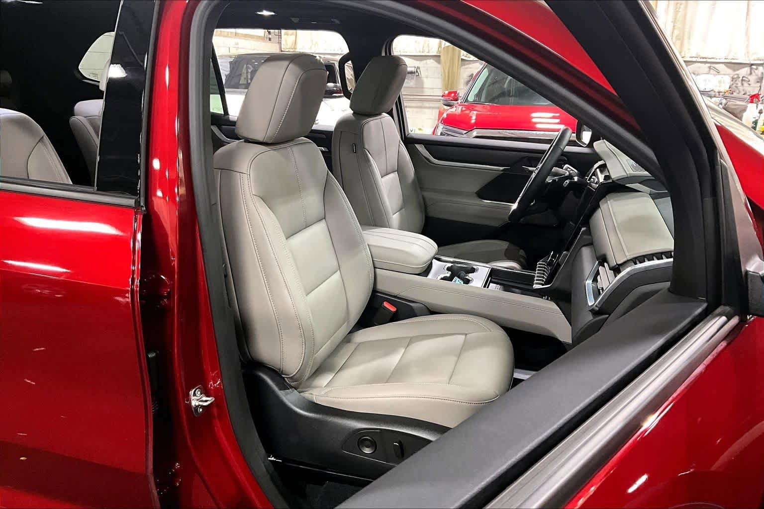 Used 2026 GMC Acadia Elevation w/ Elevation Premium Package image 9