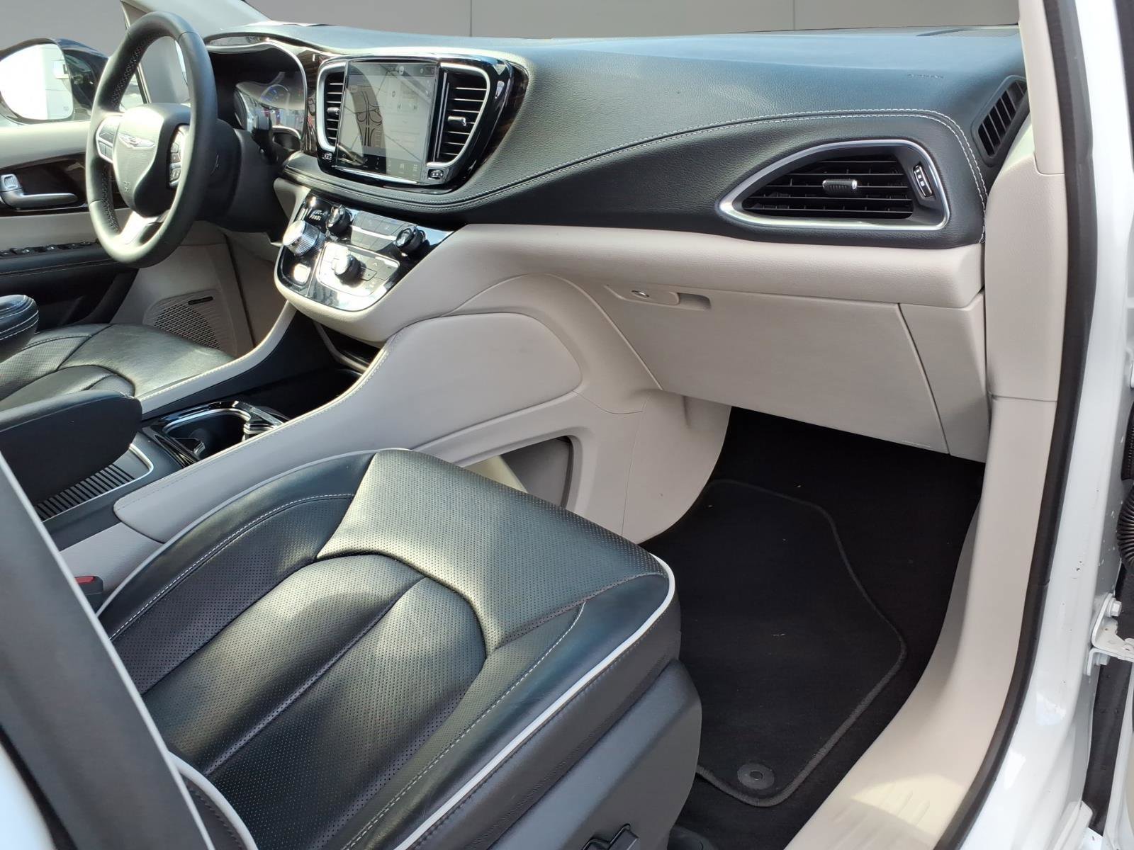 Used 2023 Chrysler Pacifica Limited w/ Uconnect Theater Family Group image 7