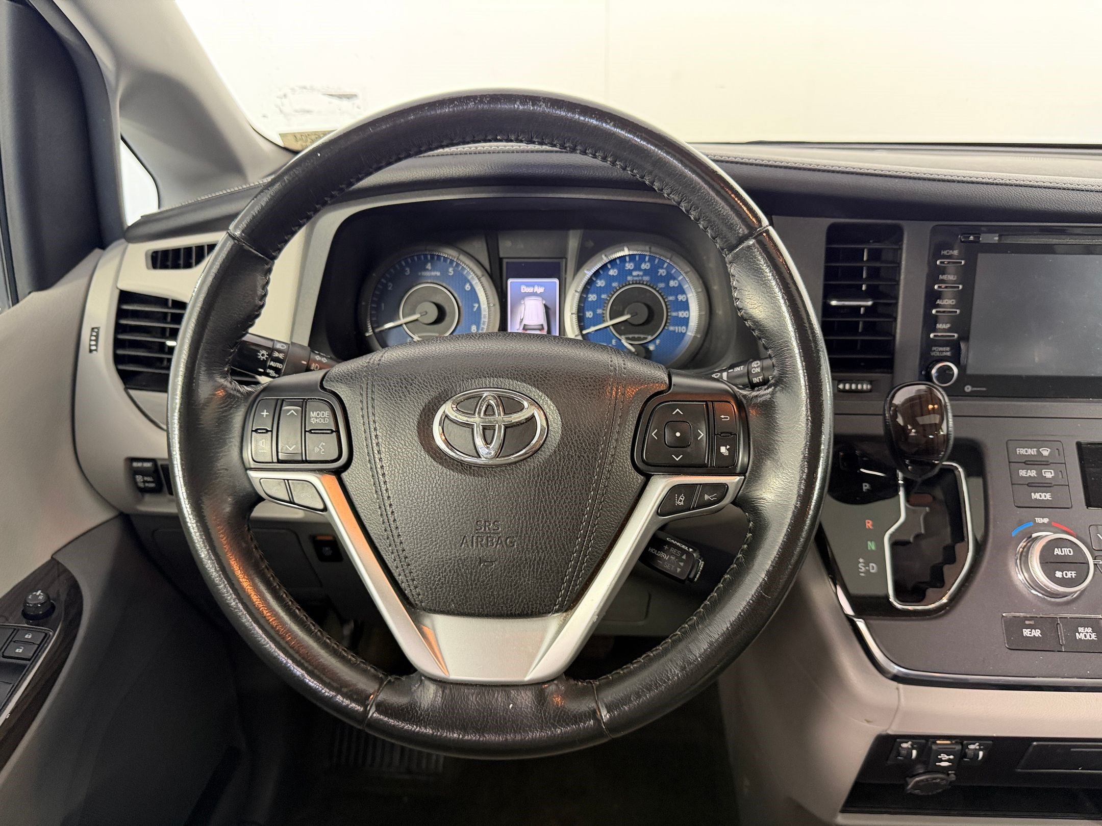 Used 2018 Toyota Sienna XLE w/ XLE Navigation Package FWD image 11